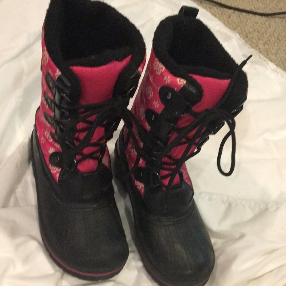 Size 4 quest boots.